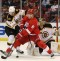Dougie Hamiltons (t.v.) och Tuukka Rasks Boston besegrade Detroit och Justin Abdelkader. Boston-Detroit, april 2014