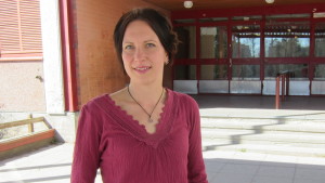 Johanna Nuorteva jobbar som som resurslärare i en specialklass i Kivimäki skola. Johanna Nuorteva framför Kivimäki skola