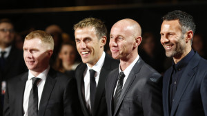 Paul Scholes, Phil Neville, Nicky Butt och Ryan Giggs lotsar Manchester United. Manchester Unitedikoner på rad.