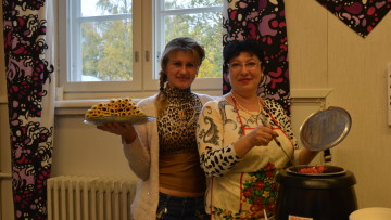 Olena Bezuhlova och Polina Mogislevskaja serverar ryska delikatesser vid Mira huset i Vasa