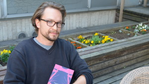 Henri Forss med sin nya bok "Cannabis, baby!" Henri Forss