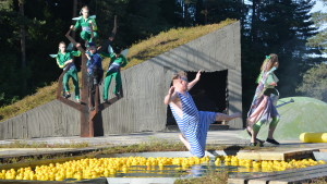 En midsommarnattsdröm visas nu på Raseborgs sommarteater. Den regisseras av Bobo Lundén. En scen ur Shakespeares "En midsomamrnattsdröm" omgjord av Bobo Lundén.