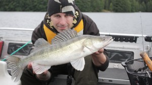 Mikael Sarelin poserar med dagens fångst. fiskaren mikael sarelin