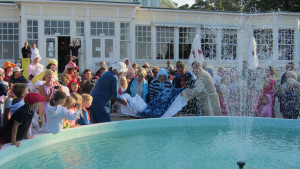 Så här såg det ut 2012 då sjusovaren slängdes in i fontänen i Hangö. Årets sjusovare slängs in i fontänen i Hangö