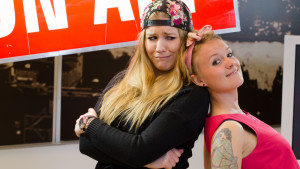 Pernilla Karlsson och Frida Lindholm öppnar telefonlinjen. Pernilla Karlsson och Frida Lindholm.