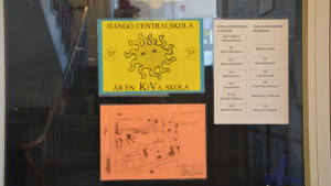 Socialkompetens Ab har undersökt hur femmor bland annat i Hangö mår. Skylt vid ingången till centralskolan i hangö.