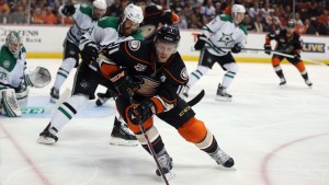 Saku Koivus Anaheim ångar på i slutspelet. Saku Koivu skyddar pucken.