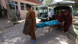 Ett av offren hämtas till det lokala sjukhuset. En av de två finländare som dödades i Afghanistan.