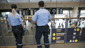 Beväpnad polis på flygplatsen i Oslo. Beväpnad polis på flygplatsen i Oslo.