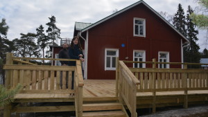 Det gamla skolhuset har fått en ny stor terrass. Linda Hellström-Pasanen och Petteri Pasanen vid Källnäsudds gamla skolhus.