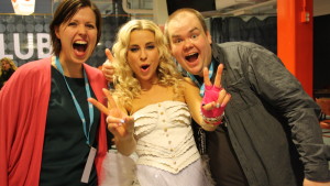 Den här trion åker till Malmö i maj. Eva Frantz och Johan Lindroos med Krista Siegfrids.