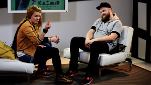 Frillan och Prillan intervjuar Kasmir om Hangö. Sångaren Kasmir och programledaren Frida Lindholm.