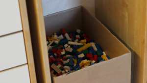 Låda med legobitar.