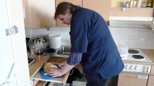 Olle Granqvist gör smörgåsar till middagen Olle Granqvist gör smörgåsar i servicehemmet Linda i Sibbo, Söderkulla