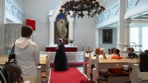 Hennes nåd, järnfrun Virginia af Forselles presenterar Strömfors kyrka för turister Marjut Ståhls i Virginia af Forselles skepnad guidar turister i Strömfors kyrka och bruk
