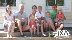 Anne-Maj, Staffan, Petra med sonen Artimus i famen, tvillingarna Elliot och Elton, Adele och Jim. Stor familj sitter på trappan till ett hus