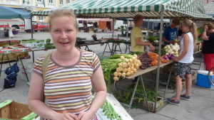 Nina Kavón slänger ibland gammal mat men då helst i komposten. Nagubon Nina Kavón på Ekenäs torg