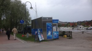 Det var ungefär här som liket hittades Glasskiosk vid åstranden i Borgå