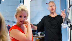 Fredrika steg rakt in i sin egen mardröm och gjorde stand up i livesändning. Fredrika steg rakt in i sin egen mardröm och drog stand up.