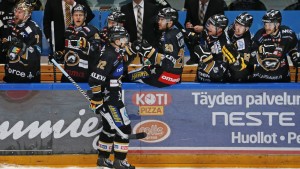 Joonas Donskoi firar segermålet med lagkamraterna. Kärpät firar