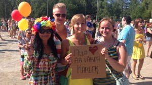 Kompisarna Kim Ho, Jonas Lönnqvist, Josefin Sandvik och Jessica Häggkvist beslöt sig alla för att delta. Prideparaden i Jakobstad 26.7.2014