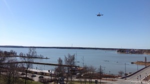 Gränsbevakningens helikopter från Åbo spanade över Stadsfjärden. Helikopter.
