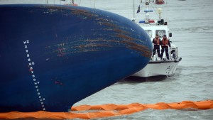 Räddningsoperation vid det sydkoreanska fartyget som sjönk onsdagen den 16 april 2014.