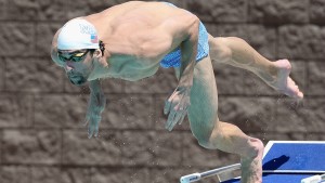 Mannen med 22 OS-medaljer återvänder till simsporten. Michael Phelps gör comeback.