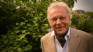 Herman Lindqvist. Herman Lindqvist framför en blommande syren, en av vegas sommarpratare 2014