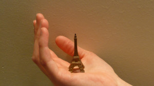 Eiffeltornet i miniatyr i en hand