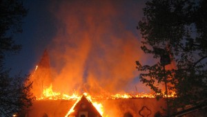 Två bilar brann i Lojo under veckoslutet. Borgå domkyrka brinner