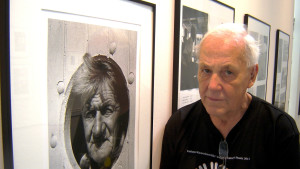 Caj Bremer bland egna bilder utställda på bibiloteket i Nickby i fjol.