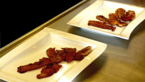 Vad är ekologisk och vad är konventionell bacon? Bild: YLE/Smältpunkt/Louise Bergman