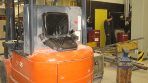 Den dåliga inomhusluften i Axxell i Karis kommer att åtgärdas under sommarmånaderna. Ett fint betongdamm på alla maskiner i Axxells nya metallverkstad i Karis