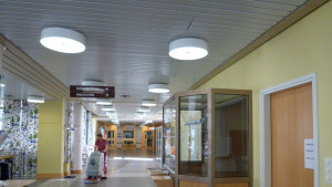 All vård, både offentlig och privat ska vara under samma tak, anser styrelsen En städare tvättar golvet med en maskin vid ingången på Mjölbolsta sjukhusfastighet i Karis.