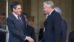 Avgående franske premiärministern Francois Fillon gav över till Jean-Marc Ayrault Avgående franske premiärministern Francois Fillon gav över till Jean-Marc Ayrault