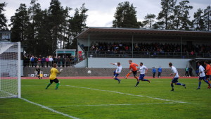BK:s Joonas Siikala skjuter ett av lagets många skott mot LoPa-målet i söndagens match. Lokalderby mellan LoPa och BK-46 i Lojo.