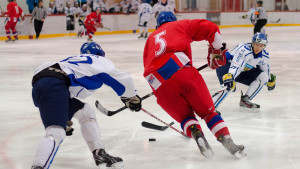 Spelare fajtas om pucken.