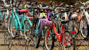 Arkivbild Parkerade cyklar