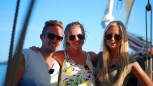 Programledare Jontti Granbacka med Amanda Wallander och Michelle Wanström på galeasen Albanus. Jontti Granbacka, Amanda Wallander och Michelle Wanström på galeasen Albanus.