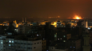 Himlen lyser upp under en israelisk attack mot Gazaremsan.