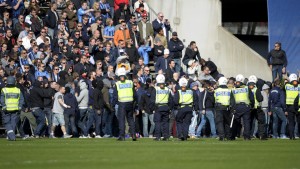 Supportrar sprang in på fotbollsplanen i Sverige (arkivbild). Polisen tömde fotbollsarenan i Helsingborg