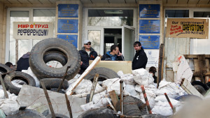Gatubarrikad i Ukraina Krisen i östra Ukraina eskalerar