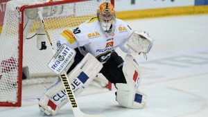 Jussi Rynnäs tar över ansvaret mellan stolparna. Jussi Rynnäs vaktar Kärpät-målet.