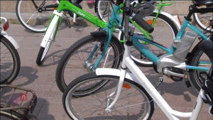 Bland nyktra skolavslutningsfirare utlottas en cykel. Jopo-cyklar på Senatstorget