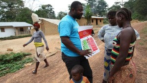 En FN-anställd berättar för några invånare i Liberia hur man undviker ebola. En FN-anställd berättar för några invånare i Liberia hur man undviker ebola.