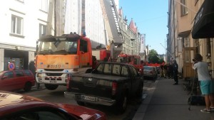 Polisen spärrade av delar av Stora Robertsgatan, Fredriksgatan och Albertsgatan under operationen. Brand på Stora Robertsgatan i Helsingfors 24.7.2014.
