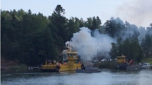 Ett misstag vid oljepåfyllning orsakade rök och trafikstopp. Rök vid Barösundsfärjan den 23 juli 2014.
