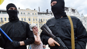 Medlemmar i paramilitära Azov. Beväpnade män som tillhör Azov