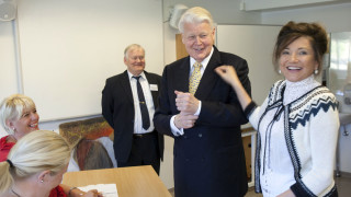 Islannin istuva presidentti Ólafur Ragnar Grímsson vaimonsa Dorrit Moussaieffin kanssa äänestämässä Reykjavikissa vuonna 2012.
